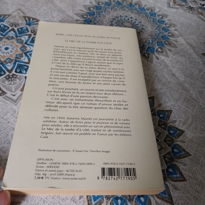 Le mec de la tombe d'à côté. Portes incluídos