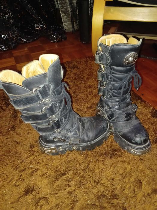 Botas de cabedal raras da marca new rock, usadas mas em boa condição.