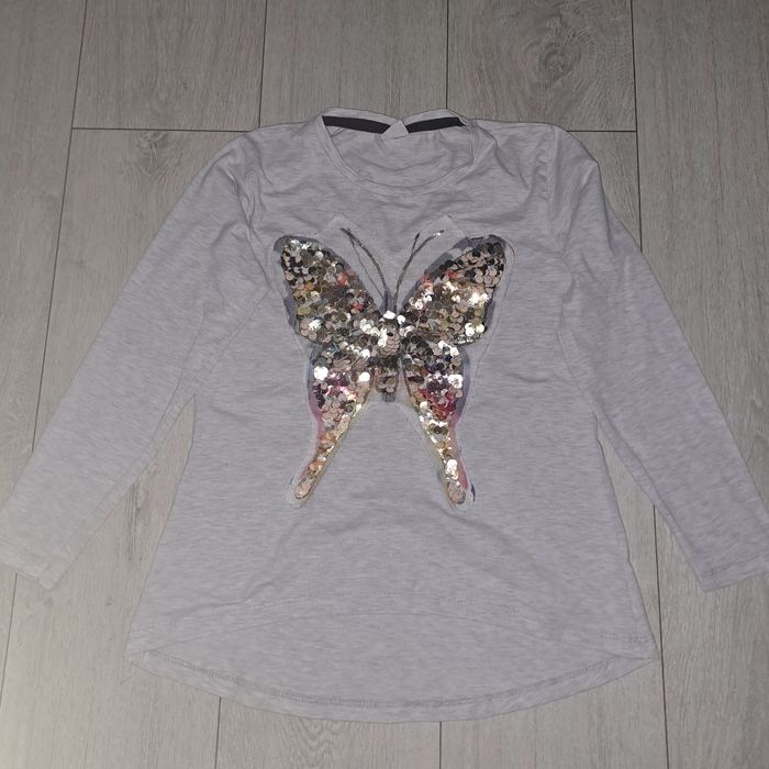 Bluzka z motylem z cekinów