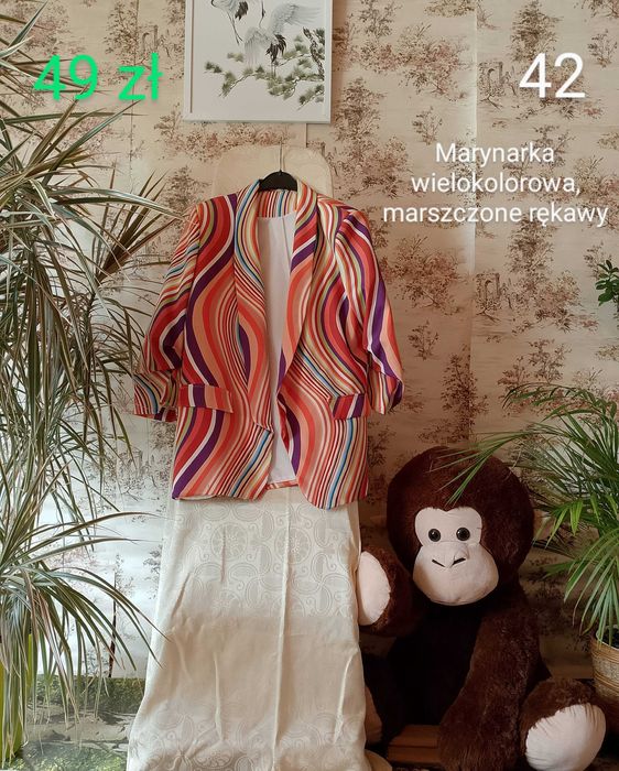 Wyprzedaż szafy – modne ubrania damskie.