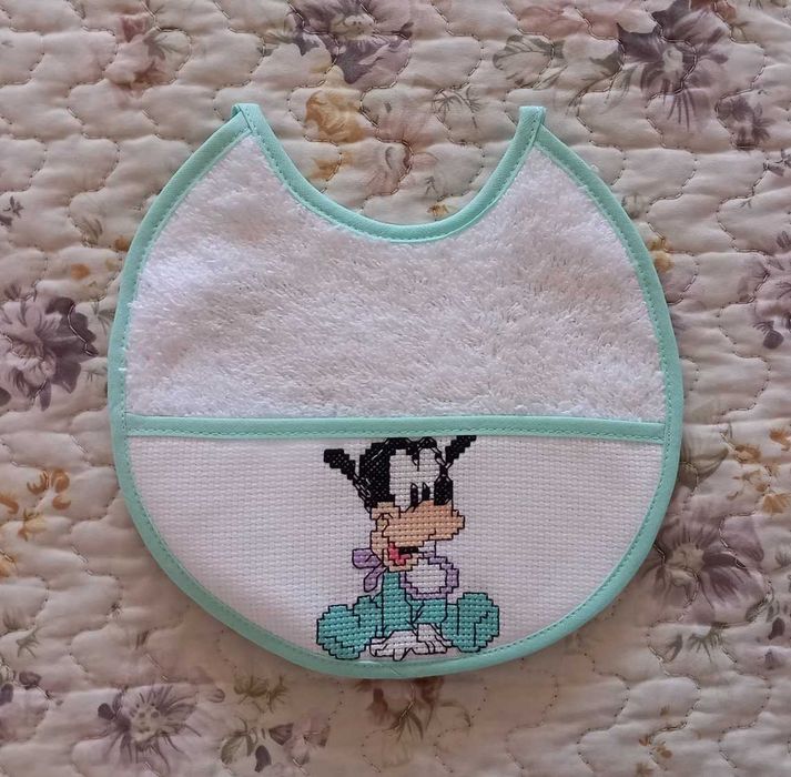 Babetes personalizadas em ponto cruz