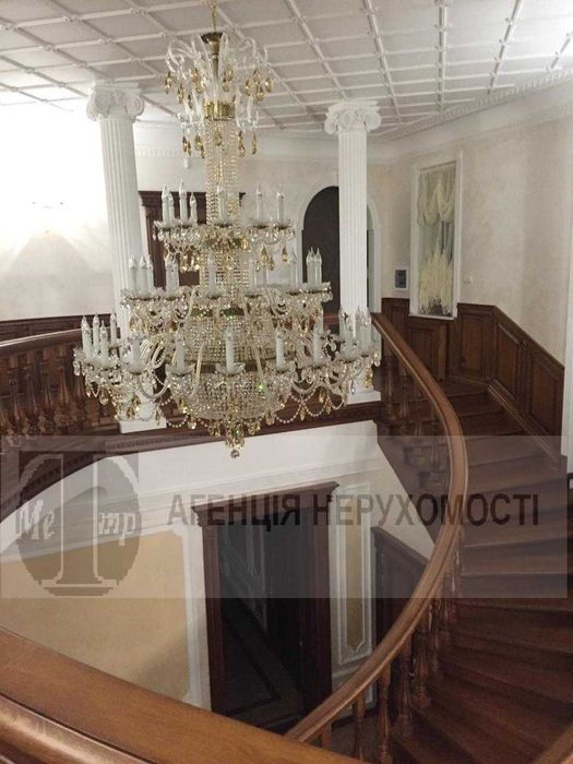 Продається триповерховий будинок.