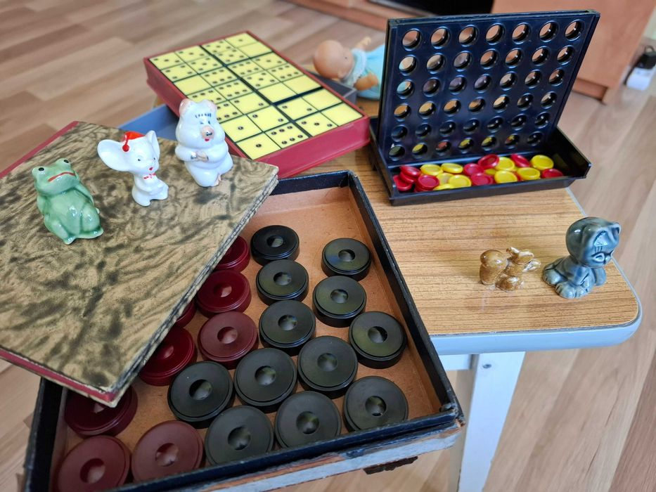 zabawki,gry,figurki,sprężynka zabawka,kostka rubika itd