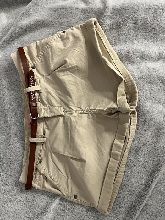 krótkie spodenki z paskiem