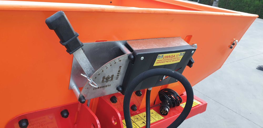 Piaskarka-posypywarka DEXWAL PK 1200 hydrauliczna z podłogą wibracyjną