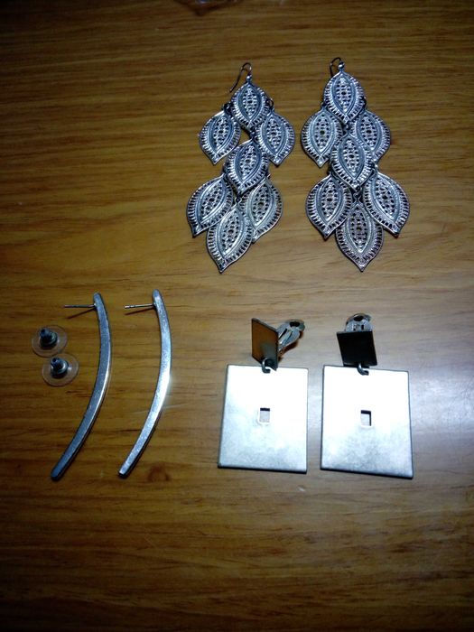 Conjunto de três pares de brincos prateados