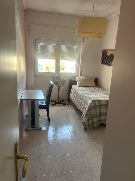 Quarto para arrendamento na Costa da Caparica entrada imediata.