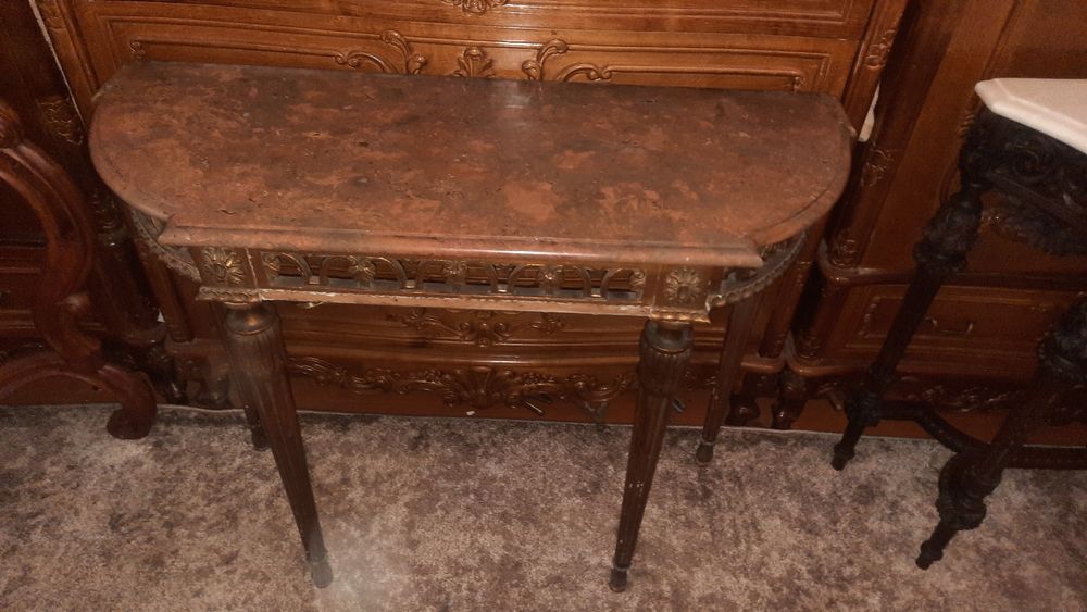 Столик з мрамором