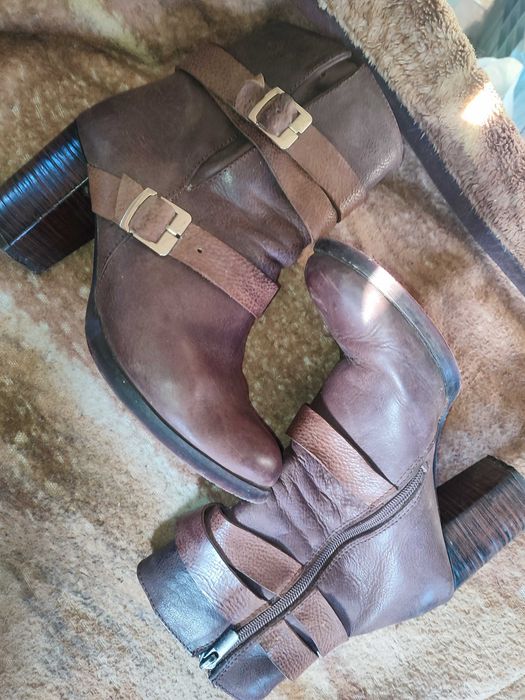 Чоботи 38 р коричневі шкіряні , каблук 8 см