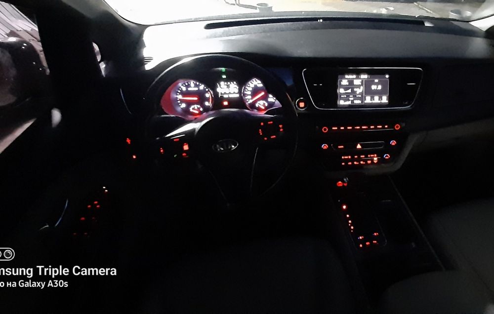 Продам KIA Carnival