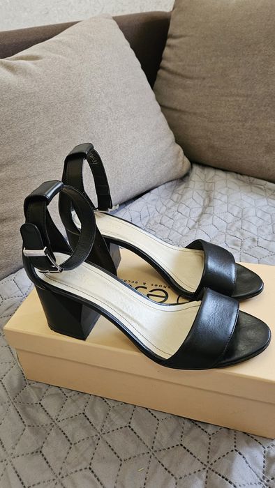 Туфлі босоніжки Estro 38розмір