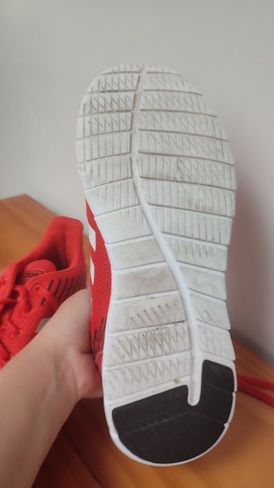 Sapatilhas de malha Adidas, ainda em bom estado