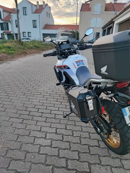 Honda transalp xl 750 rigorosamente nova. Top extras