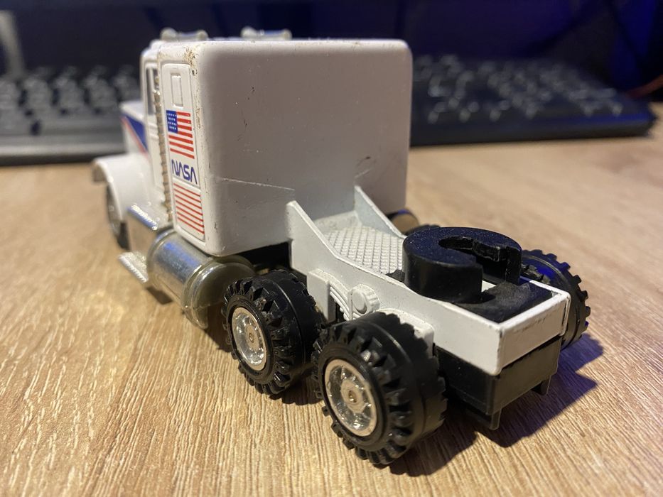 Amerykański ciagnik siodlowy McToy