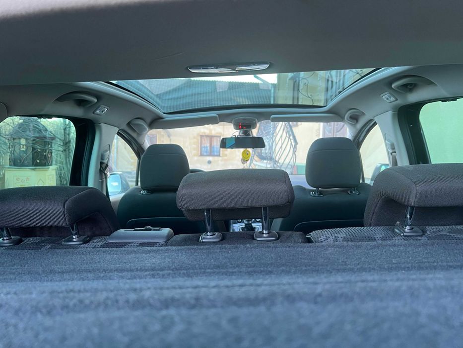 Продається гарний та економний  сімейний Пежо 3008