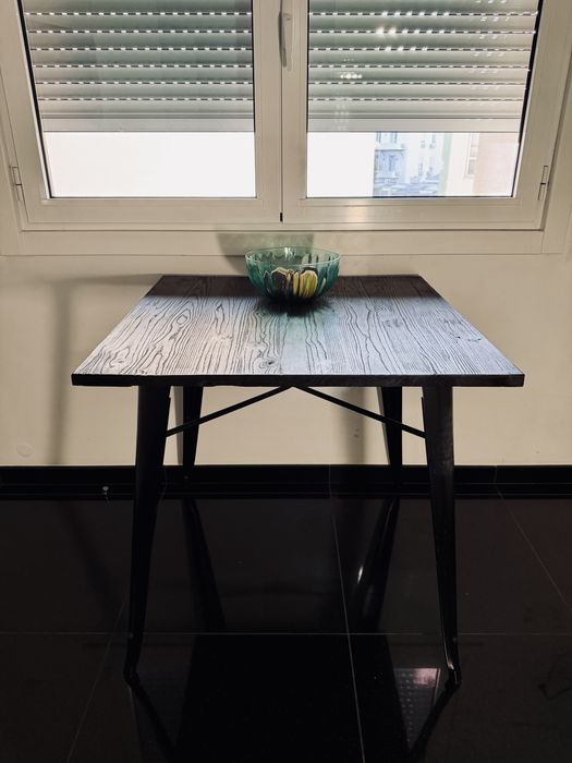 Mesa 80x80 em madeira de qualidade e pés de alumínio