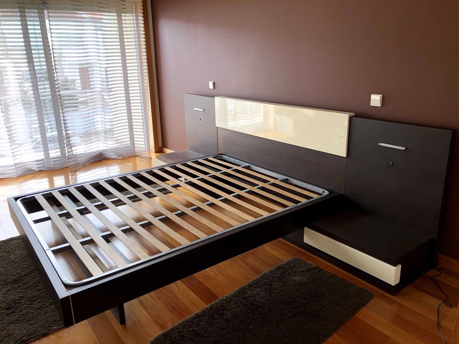 Cama de casal com mesas de cabeceira e cómoda