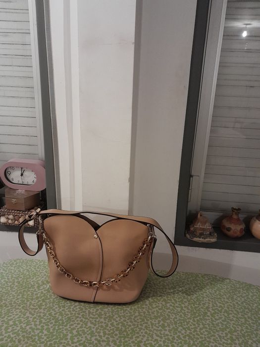 Vendo Mala de Senhora muito bonita em bom estado