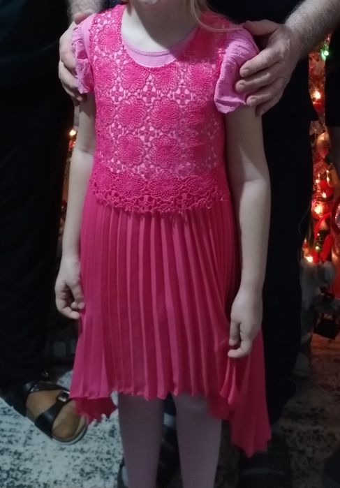 Różowa sukienka zapinana na zamek pisowanka