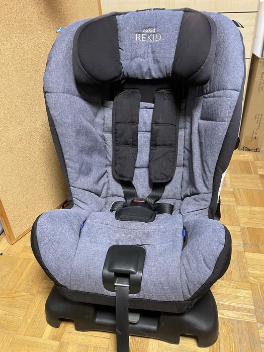 Fotelik AXKID Rekid RWF 9-25 tyłem do kierunku jazdy ISOFIX