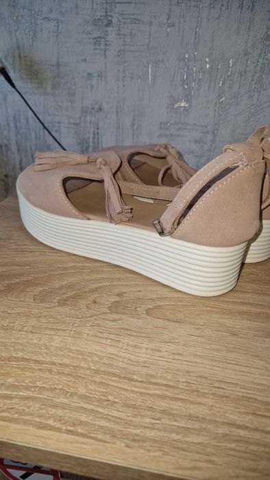 Продам босоніжки на платформі