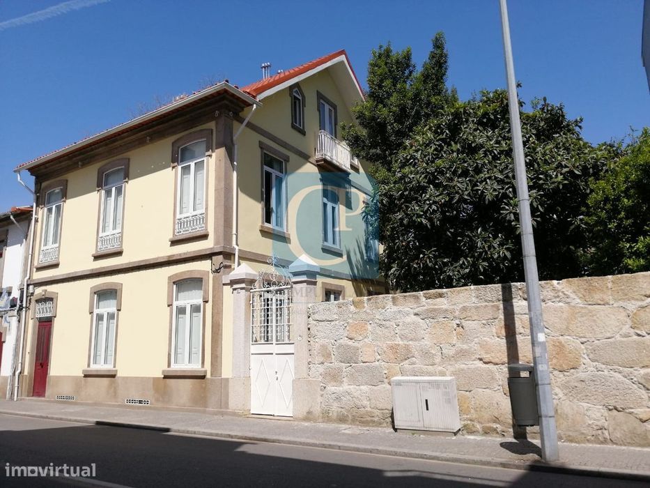 Moradia centenária no Centro de São Mamede Infesta