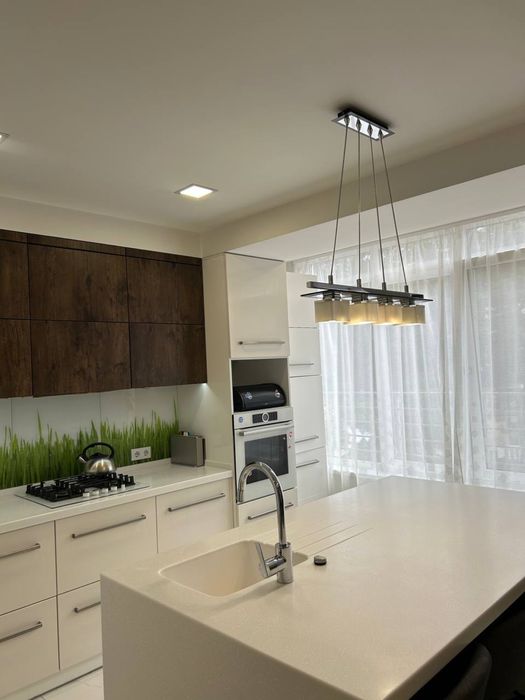 Продаж 3-поверхового пентхаусу біля озера