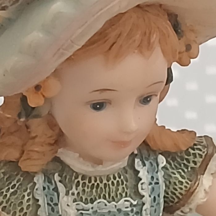 Фигурка девочка.