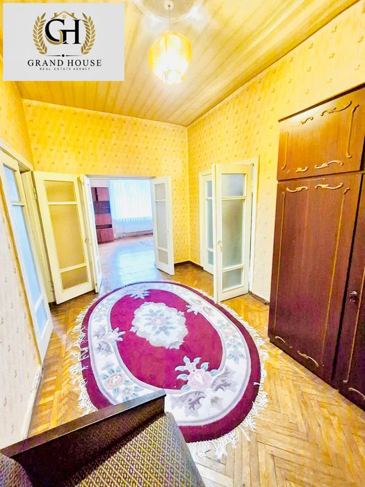 Продам елітну трикімнатну квартиру в центрі міста - 100 м².