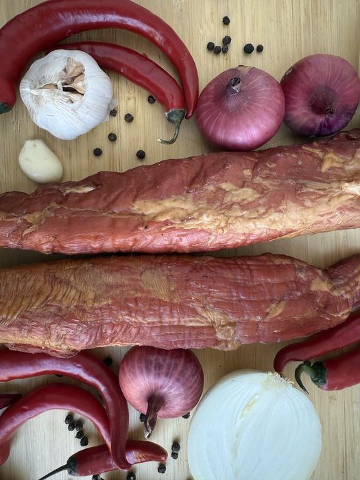 Копчене мʼяско, салко, реберця, вирізка, філейка, ошийок.