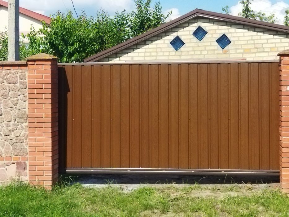Паркани забори з профнастилу під ключ ворота відкатні ворота розпашні