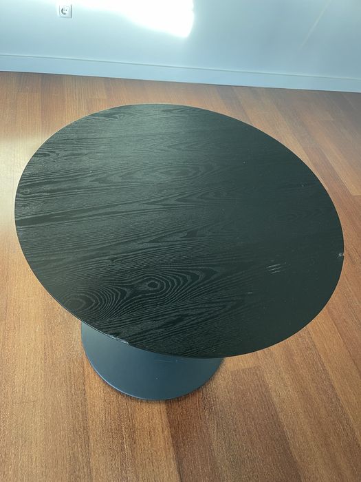 Mesa redonda de tampo de madeira e pé metálico