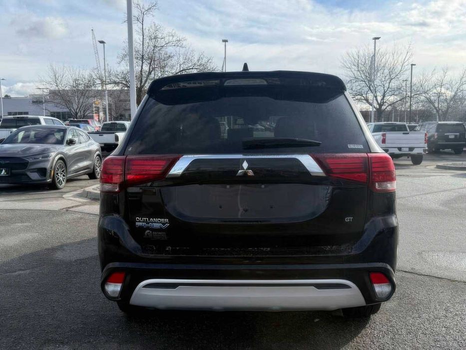 Mitsubishi Outlander Hybrid      2022