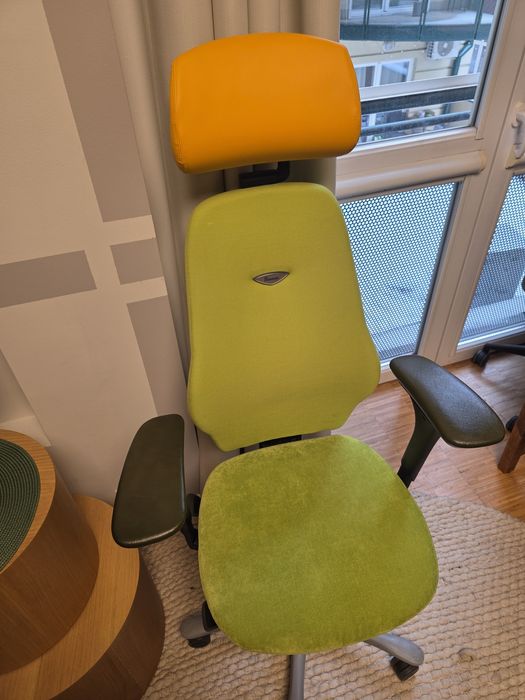 Zielony fotel z zagłówkiem Kinnarps Plus