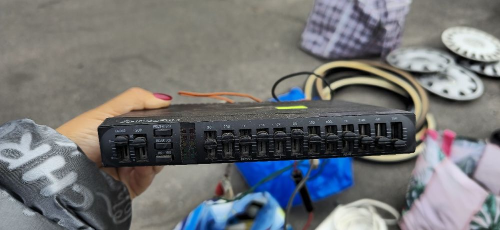 представлена задняя панель автомобильного эквалайзера Hanseatic EQ-790