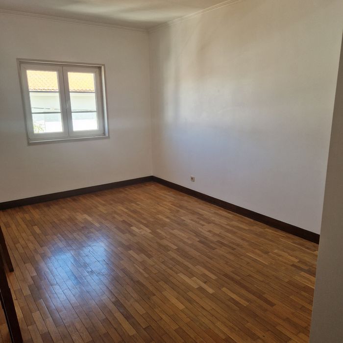 Aluga-se moradia T3  Caselas / Restelo lo