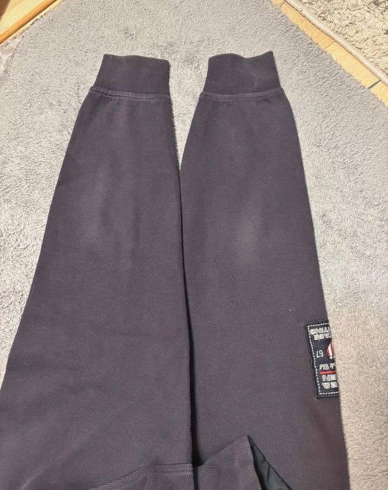 Granatowa bluza typu polo