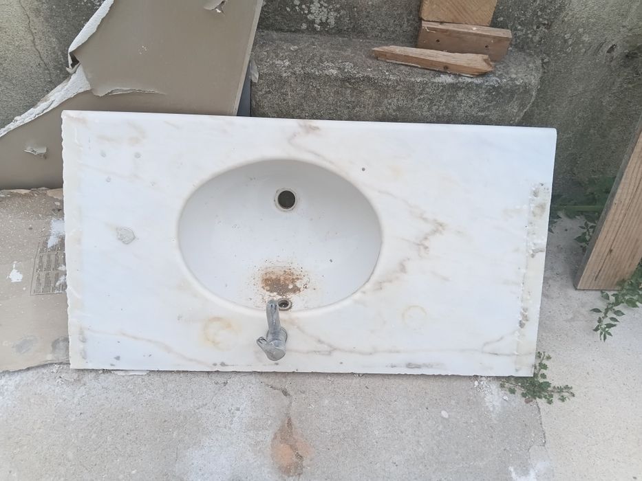 Bancada em Mármore com Bacia Valadares p/ Casa de Banho com Bacia Valadares incorporada e torneira