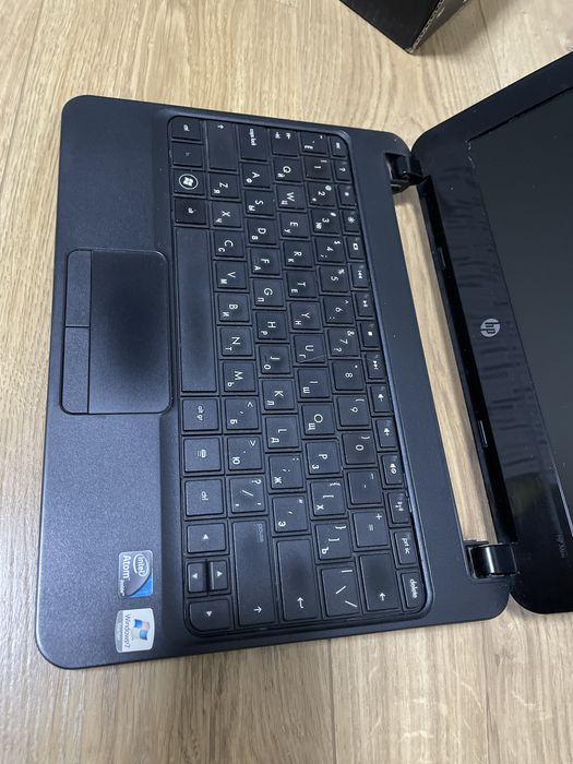 Нетбук hp mini працює