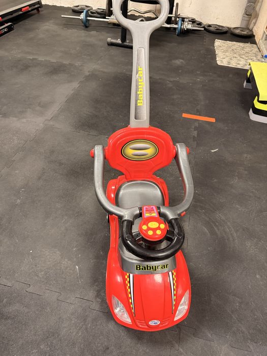 Sprzedam czerwony samochodzik, jeździk pchacz.