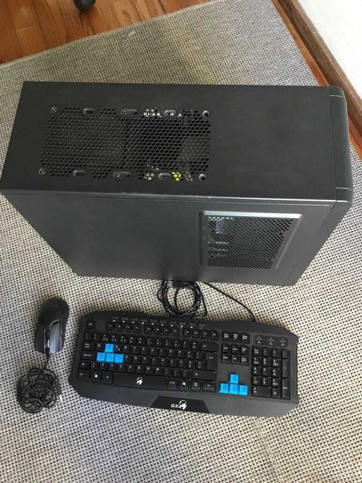 Computador (desktop) com capacidade para jogos e edição gráfica.