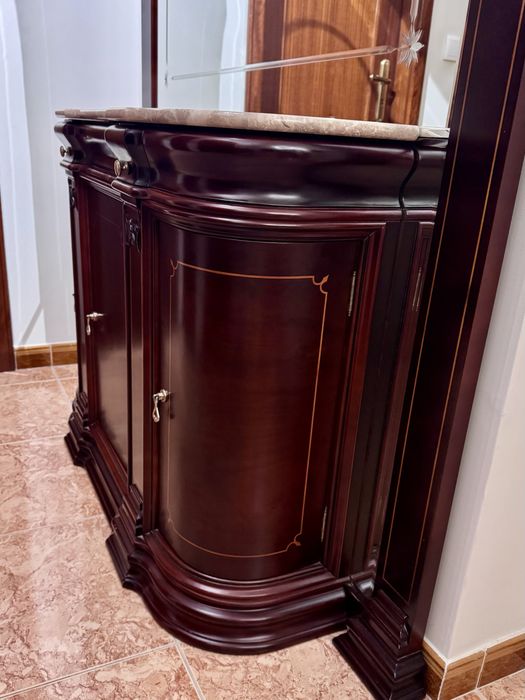 Móvel aparador em madeira maciça com espelho