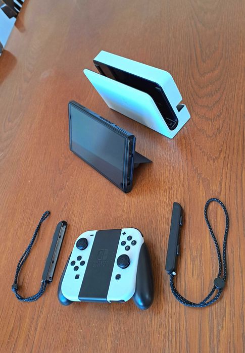 Nintendo Switch OLED Branca C/Nova + Mala Portátil + Vidro Protetor + Thumb Grips