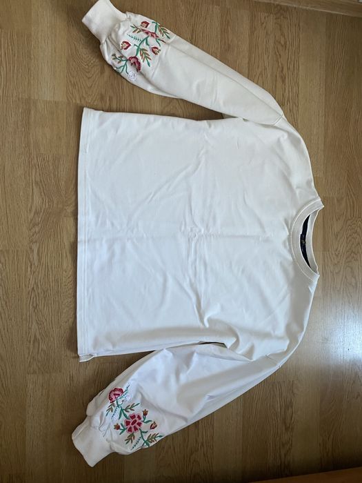 Кофта жіноча, трикотажна, з вишитими рукавами