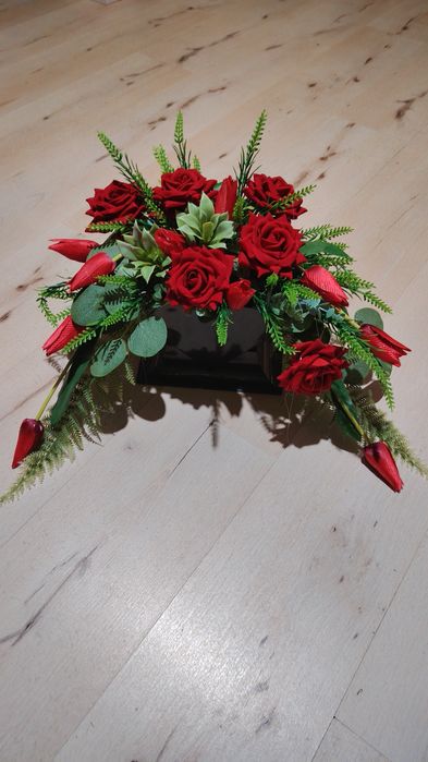 Stroik z tulipanami i różami