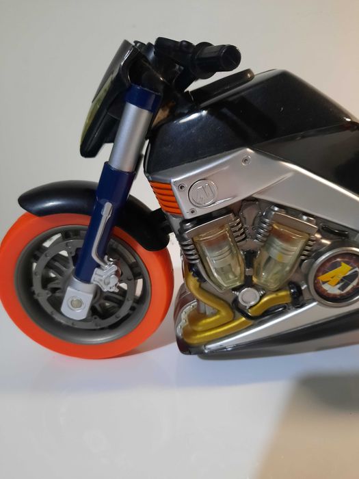 Moto de brincar com tração na roda traseira