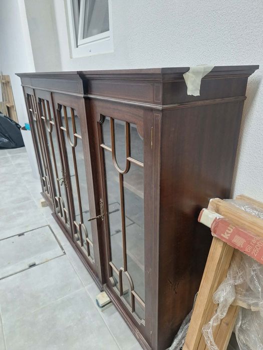 Móvel com Portas em vidro