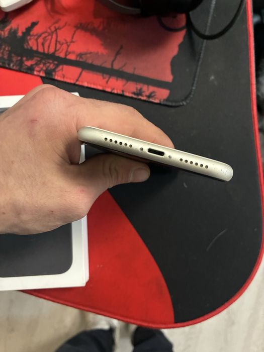 Iphone 11 com ecra partido mas totalmente funcional