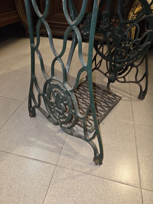 Mesa com pés de máquina singer