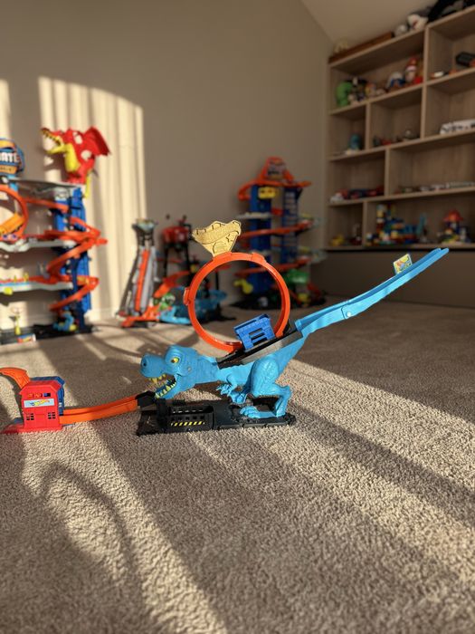 Ігровий набір Hot Wheels Полювання Ті-Рекса